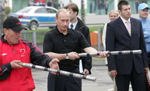 Президент России В. В. Путин играет в городки.